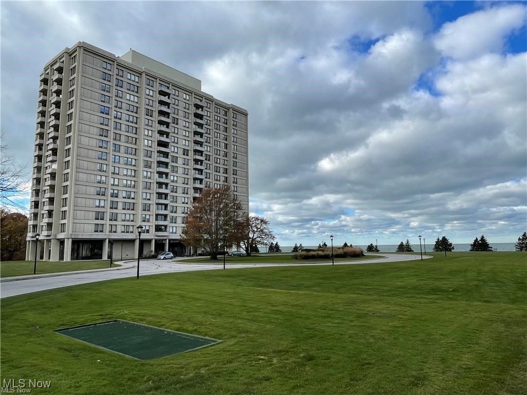 Photo of 2 Bratenahl Place #2D, Bratenahl, OH 44108 (MLS # 5169874)