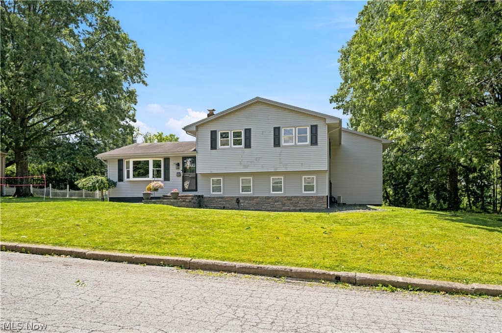 Photo of 273 Blueberry Drive, Columbiana, OH 44408 (MLS # 5224507)