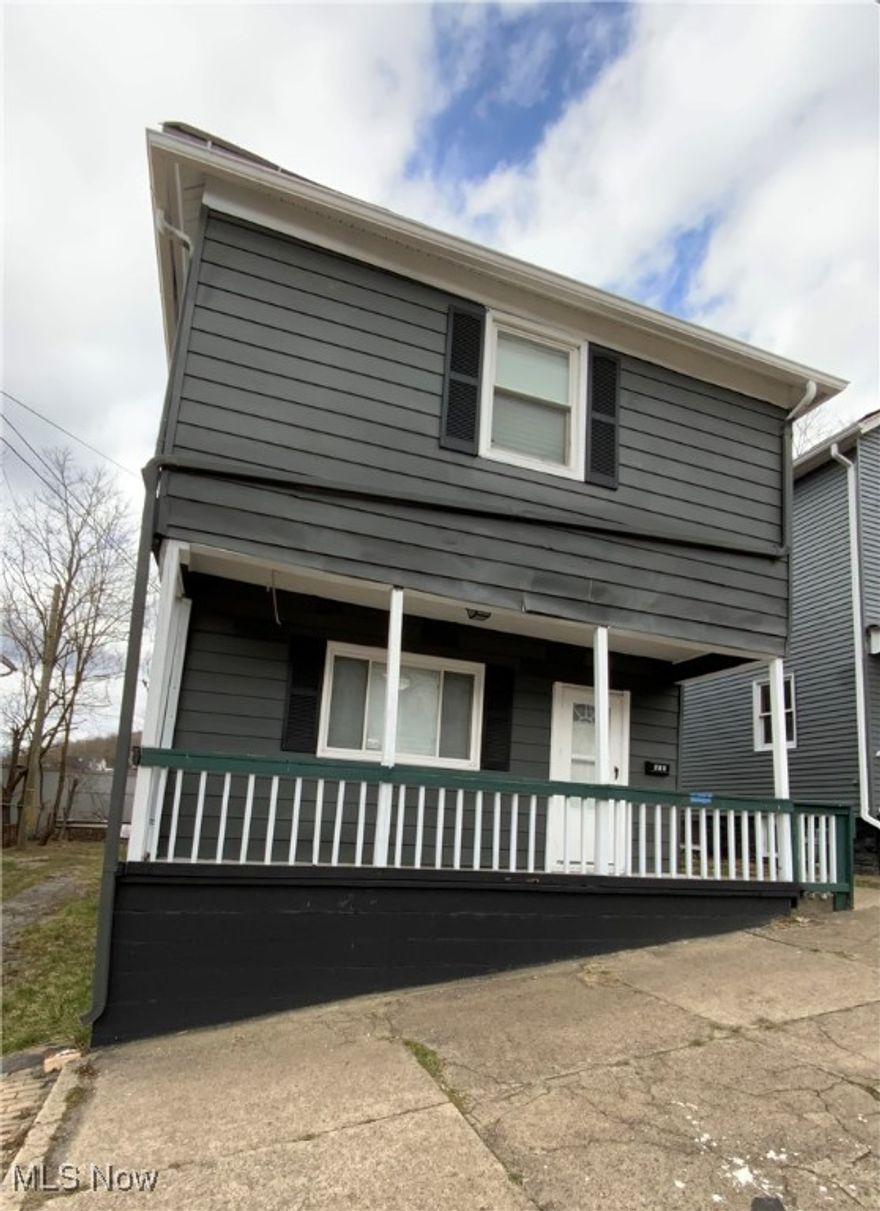 Don’t overlook this 2 possible 3 bedroom home.  Perfect location within walking distance to new castle school, grocery store, post office, and restaurants.  Outside is low maintenance with aluminum siding. Inside features a large eat in kitchen. Off street parking.  Great for a family just starting out or as an investment property. Seller is motivated to sell.