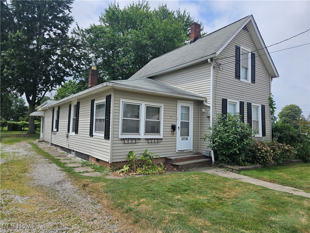 This home offers options as far as mixed use. It can be considered Business/Commercial/Retail/Residential.
Come explore your opportunities for living or running a business. So close to Downtown Willoughby!!!