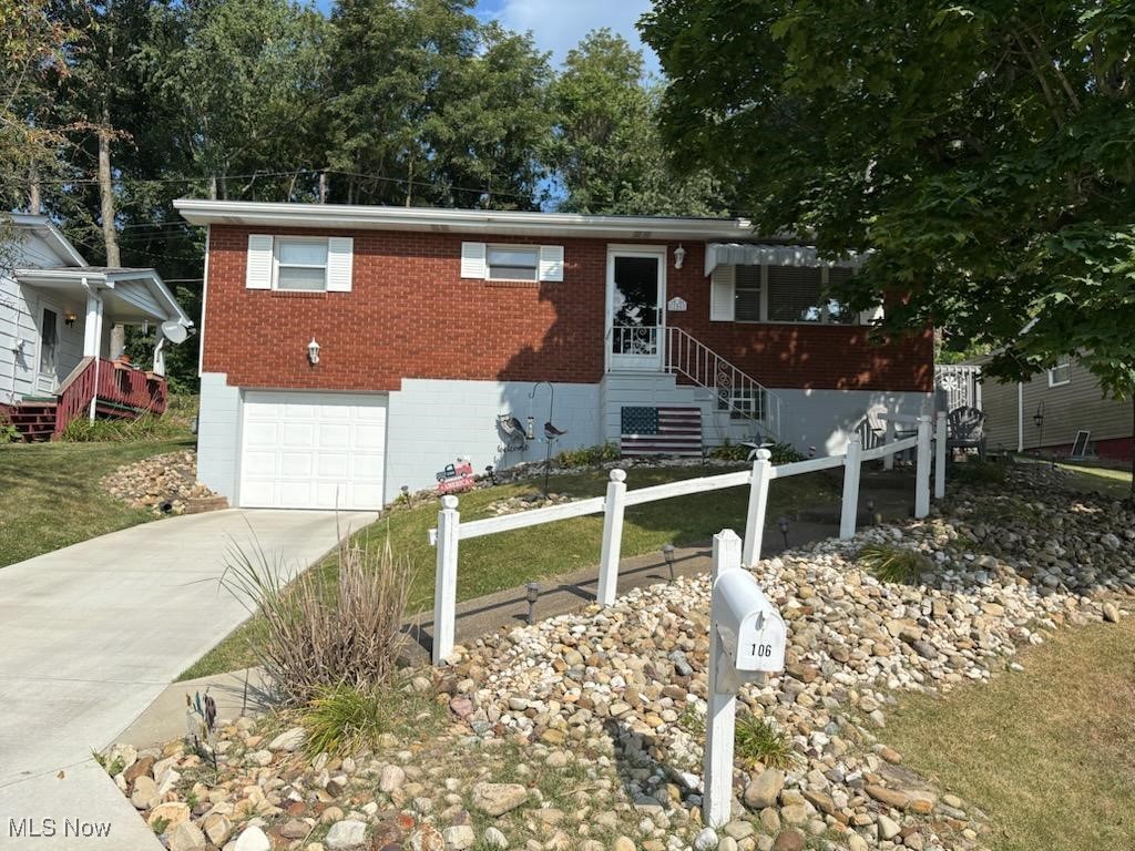 Discover your dream home with this charming 3-bedroom ranch-style residence, perfect for families and entertaining. Enjoy the fenced-in backyard, which offers a spacious outdoor area to host gatherings. The finished basement adds valuable living space, ideal for a home office, gym, or recreation room. This property combines comfort and functionality, making it an excellent choice for your next move. Schedule your showing today to see! Don't wait!