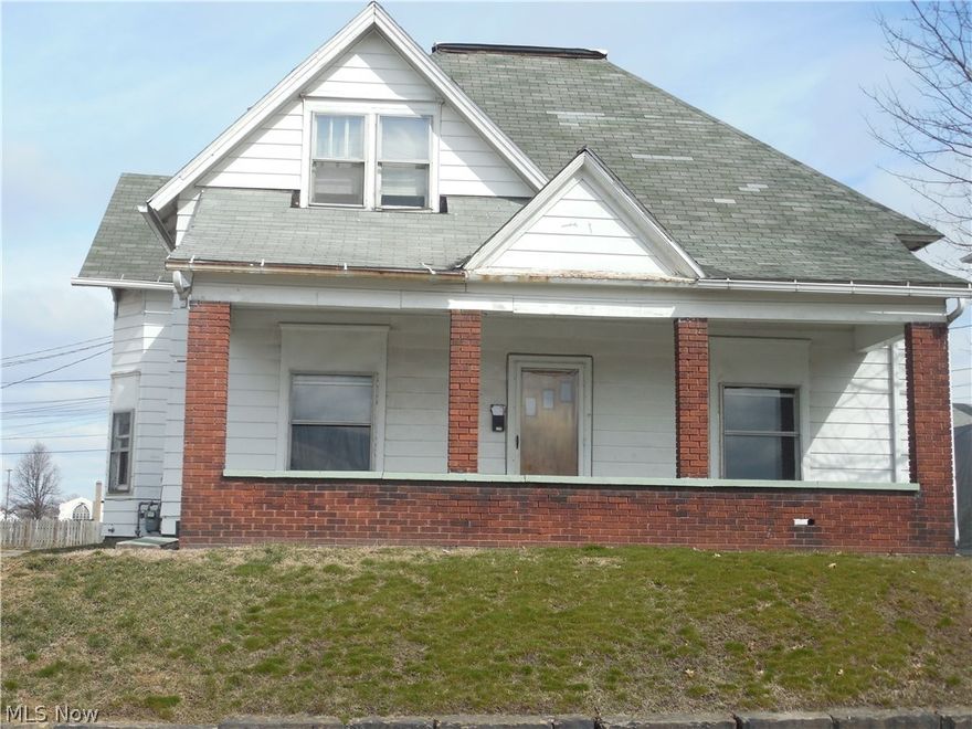 This is a duplex that is centrally located within the city right across the street from Himbaugh Park.  Both units offer 2 bedrooms each. This would make a good investment property. Each unit has washer dryer hookup.  Call to schedule your private showing today