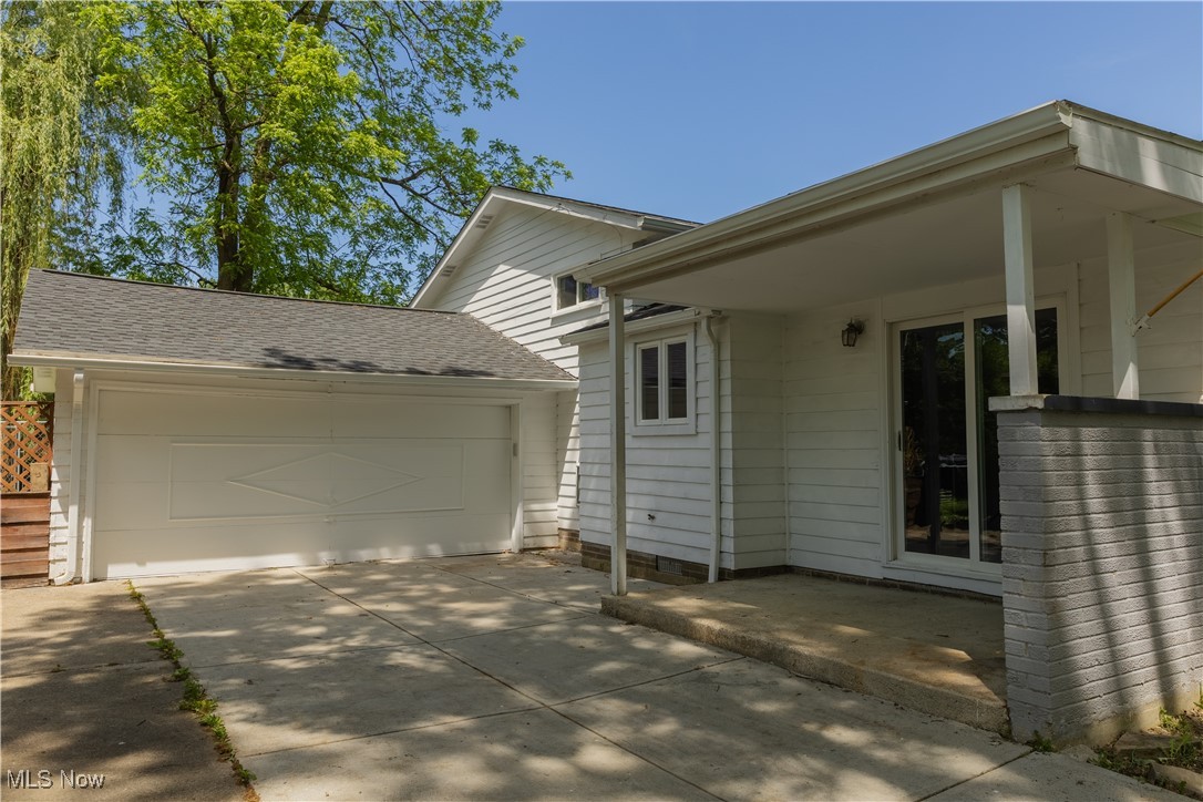 24036 Vincent Drive, North Olmsted, Ohio image 4