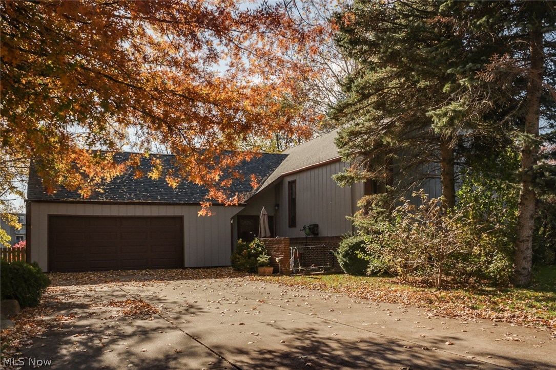 This 3 bedroom 2700+ sq. ft. home is a rare opportunity in a rental. Great location. Great view. Multi-level deck attached to the back of the home provides a great retreat. Don't miss your chance at this sweet home.