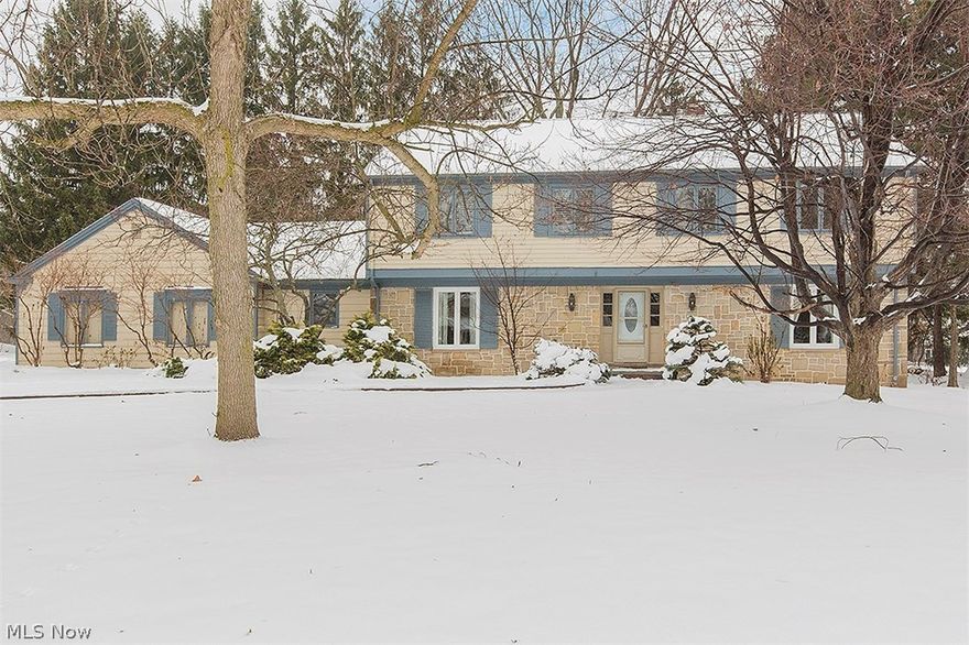 Neutral & updated Center Hall Colonial on a quiet Cul-de-sac. Great location ! Huge kitchen/family room with stainless appliances, first floor laundry room, 4 Bedrooms up. Nice big Closets, Lower level with  partially finished play room, Great yard. This house has a wonderful floor plan, perfect for entertaining! Orange schools. Priced to sell!!