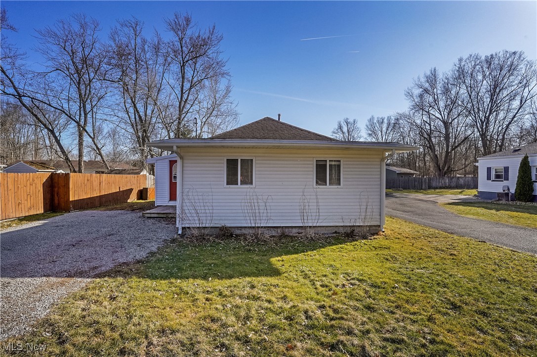 17633 Beach Lane, Lake Milton, Ohio image 4