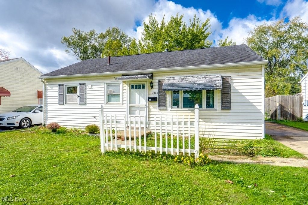 Photo of 2303 Bollinger Avenue NE, Canton, OH 44705 (MLS # 5166394)