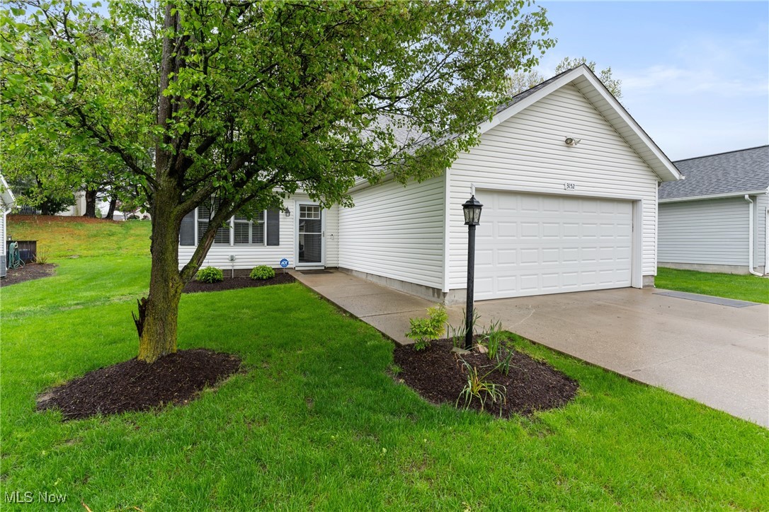3152 Pondview Drive, Ravenna, Ohio image 2