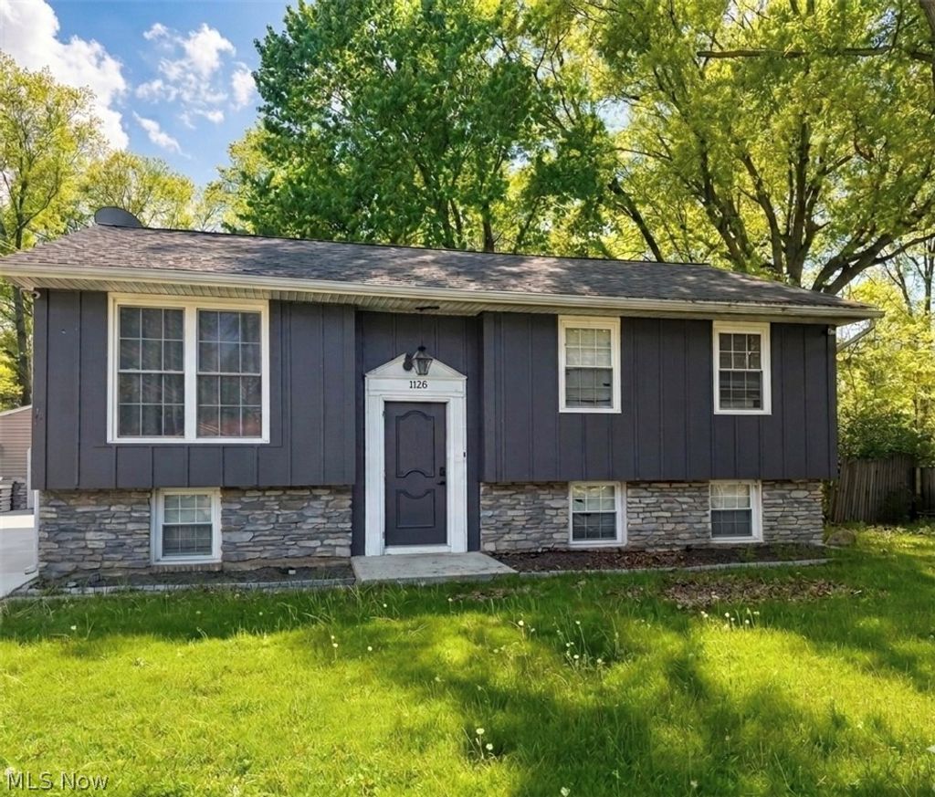 Photo of 1128 Oakwood Drive, Vermilion, OH 44089 (MLS # 5208358)