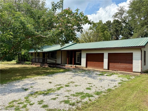 Tiny photo for 950 Federal Road, Little Hocking, OH 45742 (MLS # 5239425)