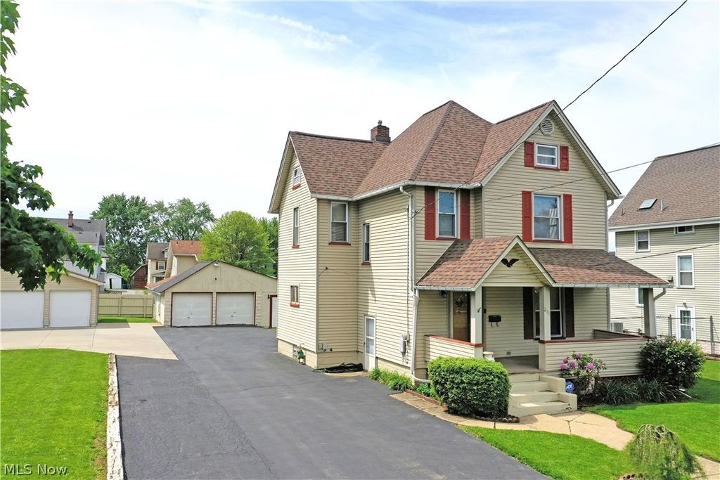 Photo of 211 E Wilson Avenue, Girard, OH 44420 (MLS # 5210702)