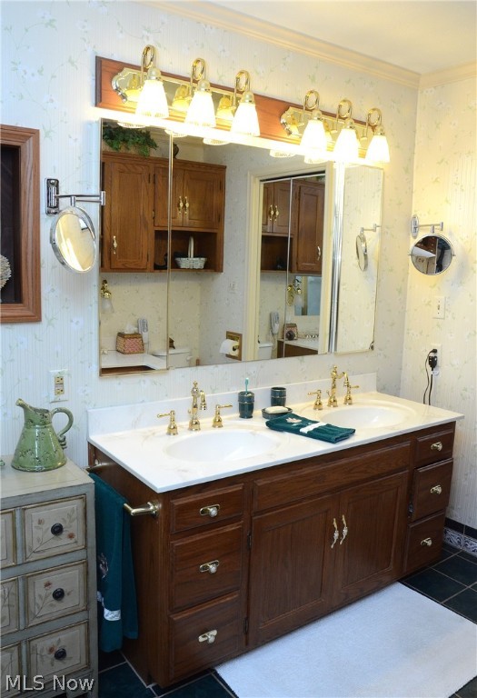 Main image without alt text