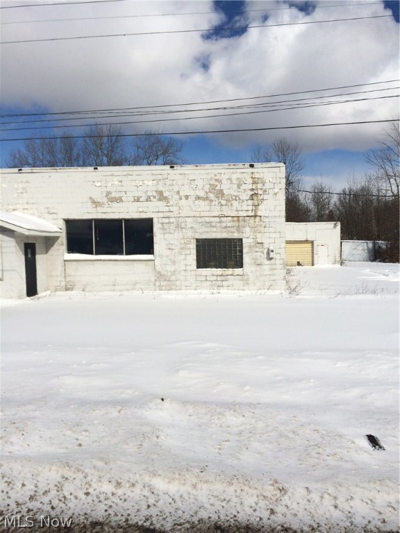 Remodeled Upstairs Apartment, Warehouse and Shop Below, Additional Property, 3 Phase Electric
Apartment has Livingroom w/carpet, 3 Bedrooms, Full Bath, Kitchen w/Pantry, Wet Bar, Newer Plumbing, Utility Room
Main Warehouse 40x35, Office (1) 13x12, Office (2) 15x12
This Property is a MUST SEE !!