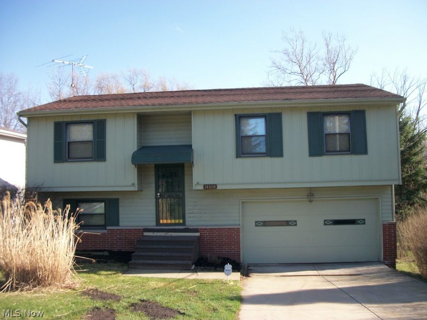 NICE BI-LEVEL ON WOODED LOT!!!2 CAR ATTACHED GARAGE. MODERN KITCHEN AND BATHS.DINING ROOM.ENCLOSED PATIO AND DECK OFF LOWER LEVEL FAMILY ROOM.NEWER FURNACE AND HWT.CLOSE TO SHOPPING AND METRO-PARKS.EASY TO SHOW.NEWER REPLACEMENT WINDOWS.