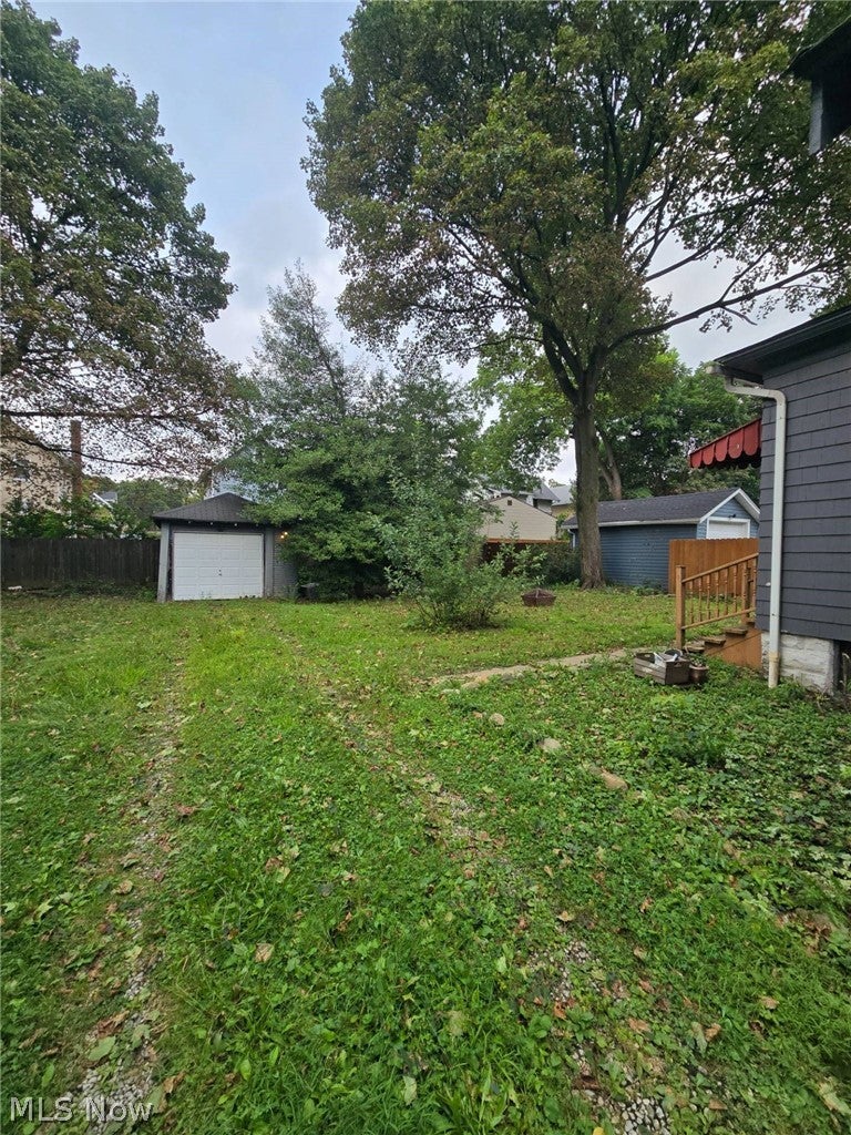 907 Delia Avenue