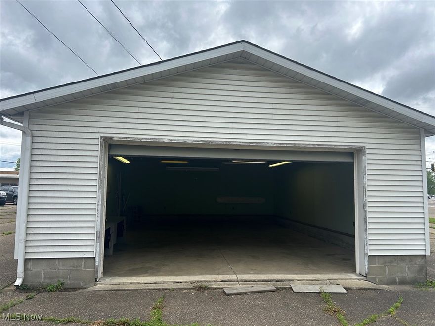 32ft deep x 29ft wide storage garage, tenant pays electric