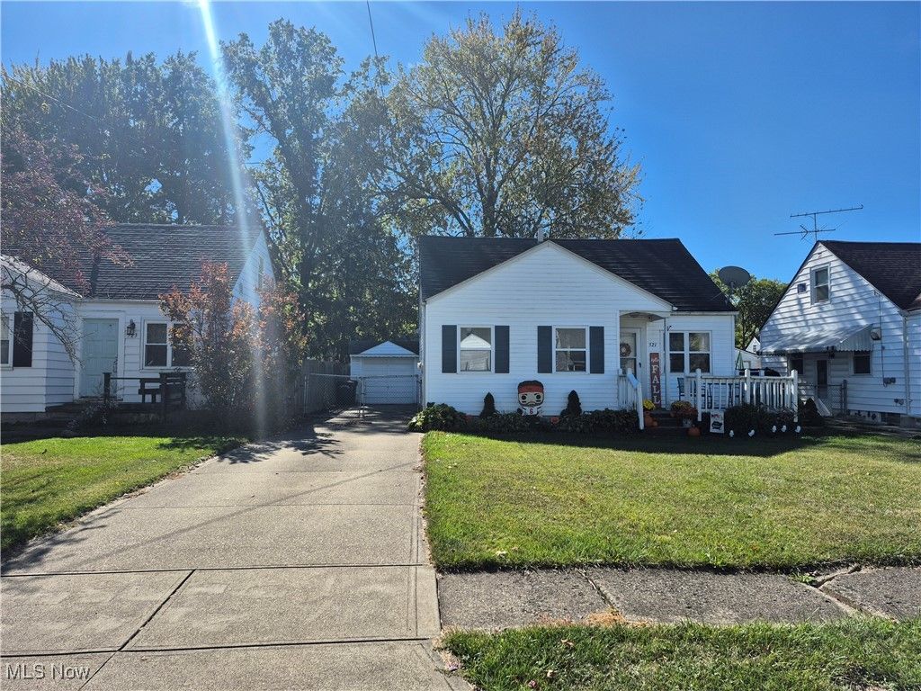 Photo of 521 Cambridge Avenue, Elyria, OH 44035 (MLS # 5164279)