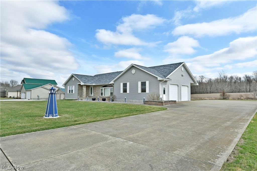 Photo of 3391 Lyntz Townline Road SW, Warren, OH 44481 (MLS # 5198318)