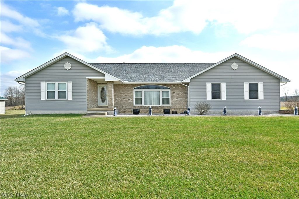Photo of 3391 Lyntz Townline Road SW, Warren, OH 44481 (MLS # 5198318)
