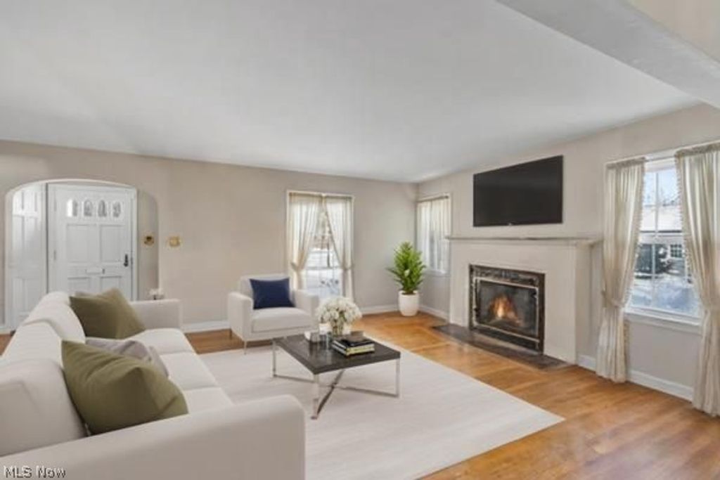 Photo of 335 Melbourne Avenue, Akron, OH 44313 (MLS # 5179945)