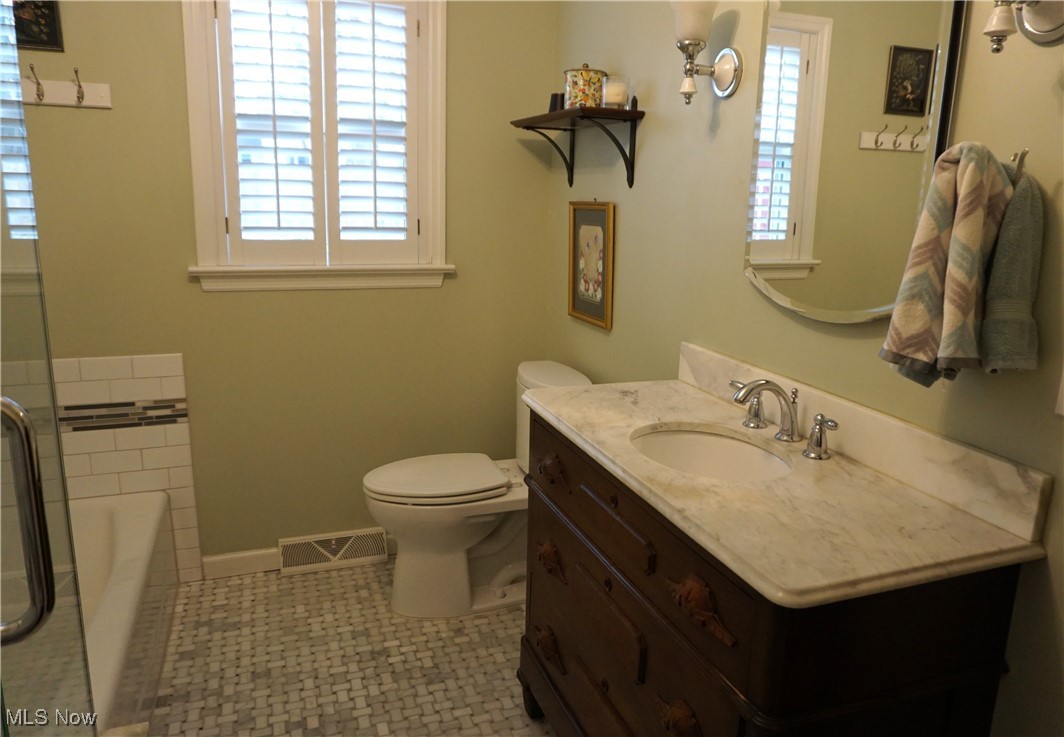 8488 Hallnorth Drive, Mentor, Ohio image 17