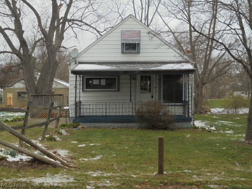 Features 2 bedrooms, 1 bath. Close to shopping and downtown.