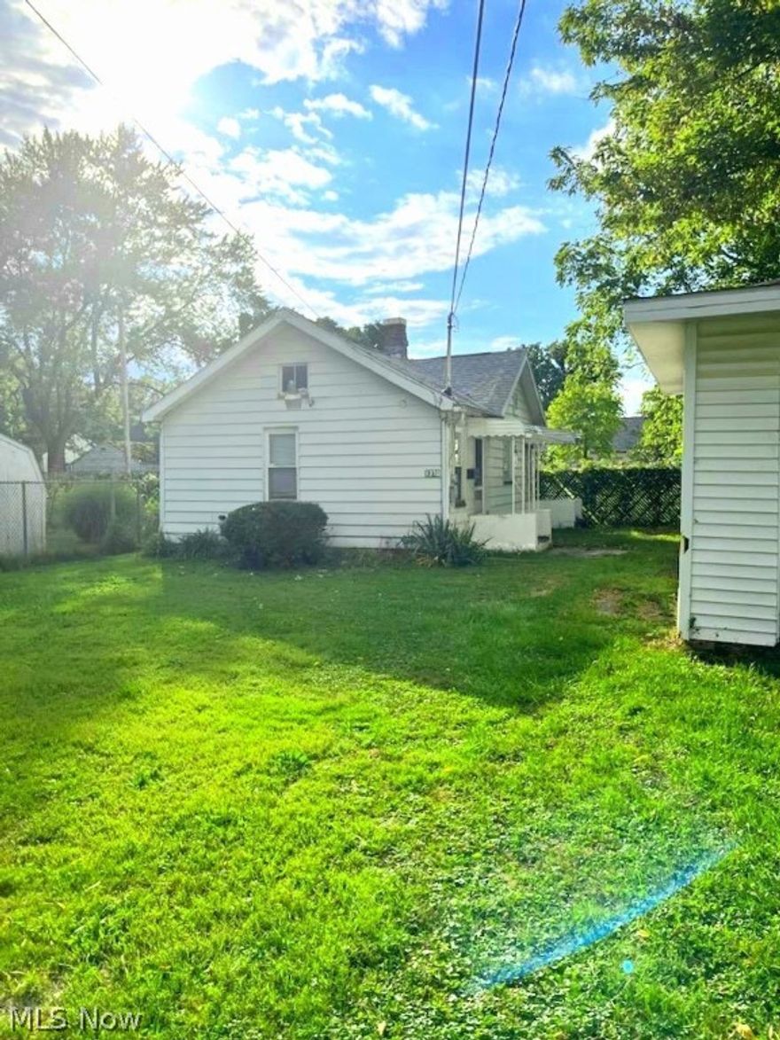 CALLING ALL INVESTORS! Cozy 1 bedroom 1 bathroom cottage could put some money in your pocket. Newer roof(5 years) and fresh paint throughout This 486 square foot home is full of potential. Needs some TLC and close to hospital and major highways.