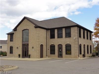 Open concept main office with separate office and conference room with mini-kitchen. Office is finished with executive level finishes with large windows. Walk to nearby restaurants and shopping. Elevator/stairway to second level office with elevated balcony overlooking the pond at the golf course.
Medical office, staffing company, insurance agency and more are a perfect fit for this lovely space.