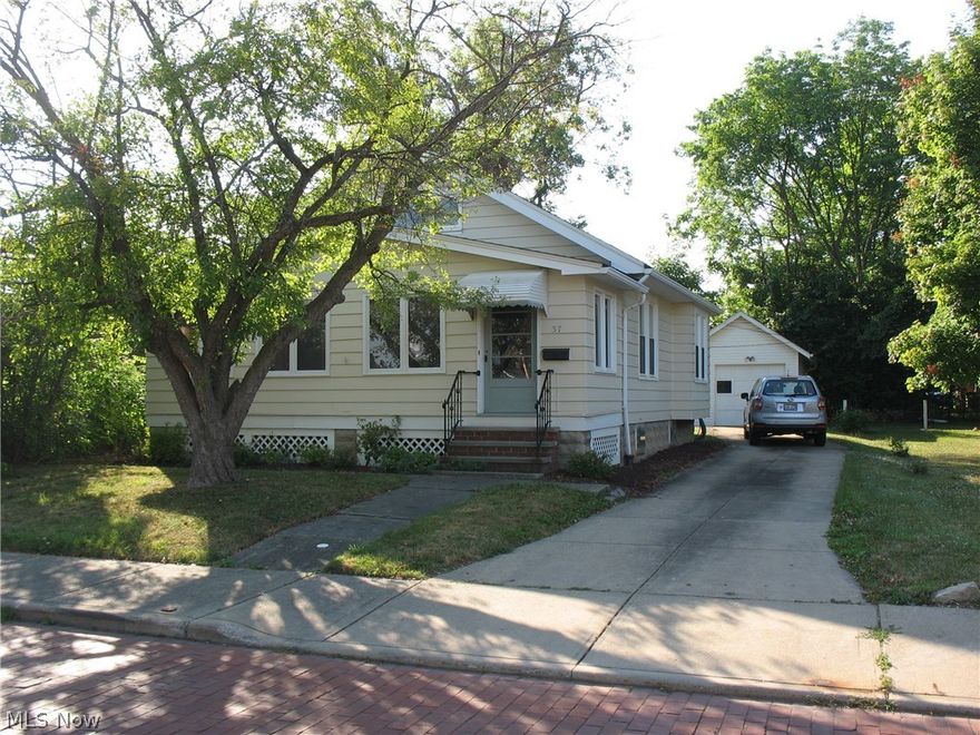 SUPER CUTE 2 BR.BUNGALOW IN BEDFORD'S HISTORIC DISTRICT ON A BRICK PAVED STREET.EXTRA LOT(PPN:812-13-087)NXT TO HOUSE.PLENTY OF ROOM FOR A VEGETABLE OR FLOWER GARDEN.WALK TO DOWN TOWN BEDFORD,LIBRARY & BEDFORD SQUARE & COFFEE SHOP.BUILT BY OWNER'S GRANDPARENTS.MOVE IN READY.CLEAR CITY POS INSPECTION.NEW ROOF PLUS WINDOWS ON DRIVEWAY SIDE OF HOME NEW IN 2008. & GUTTERS ON GARAGE IN 2009.NEW HWT.NEW ELECTRICAL CIRCUIT BREAKER BOX.HALF BATH IN BASEMENT.WORKSHOP AREA IN BSMT.ENCLOSED FRONT PORCH.FORMAL DINING ROOM PLUS EAT-IN KITCHEN.NEWLY PAINTED IN & OUT.NEW SCREEN DOOR.NEW CARPETING THROUGHOUT.NEW KITCHEN CABINETS,COUNTERTOP,SINK & FLOORING.TWO LARGE PANTRIES.NEW STOVE,DISHWASHER & MICROWAVE. NICE CONCRETE DRIVE!