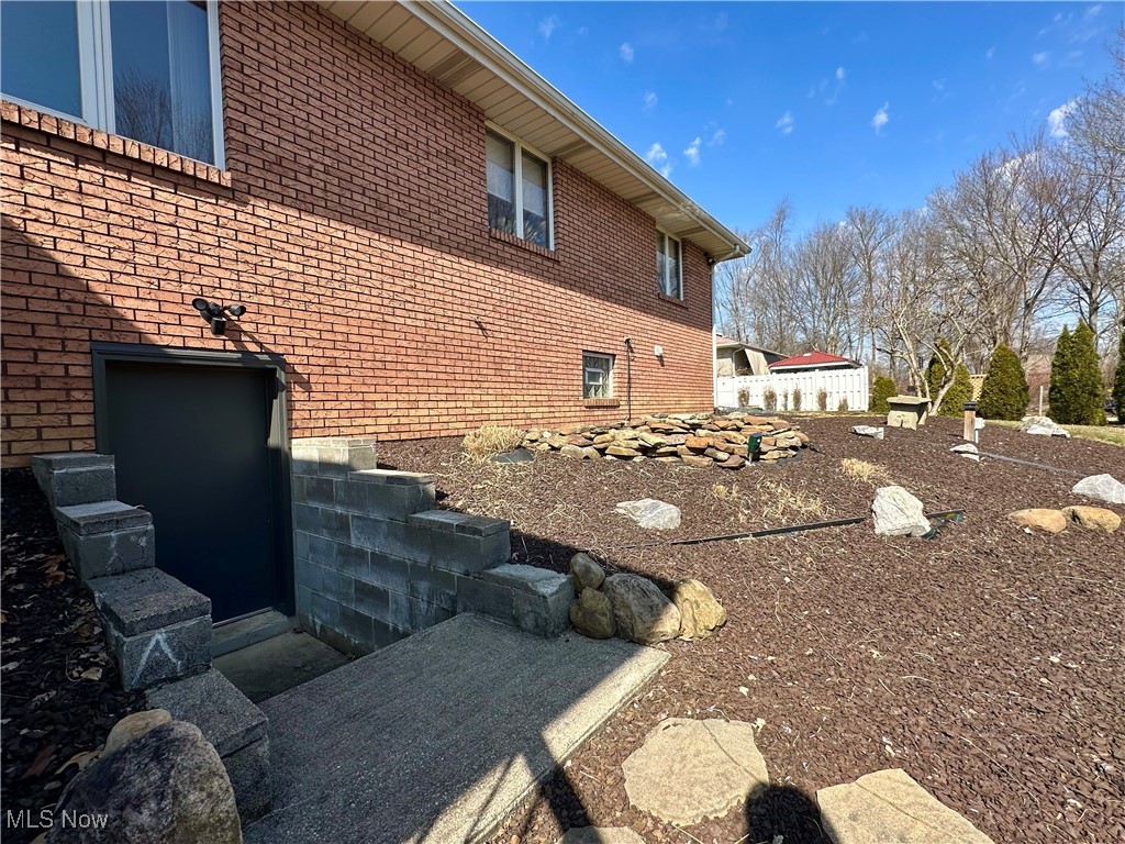 365 Sunset Drive, Brookfield, Ohio image 3