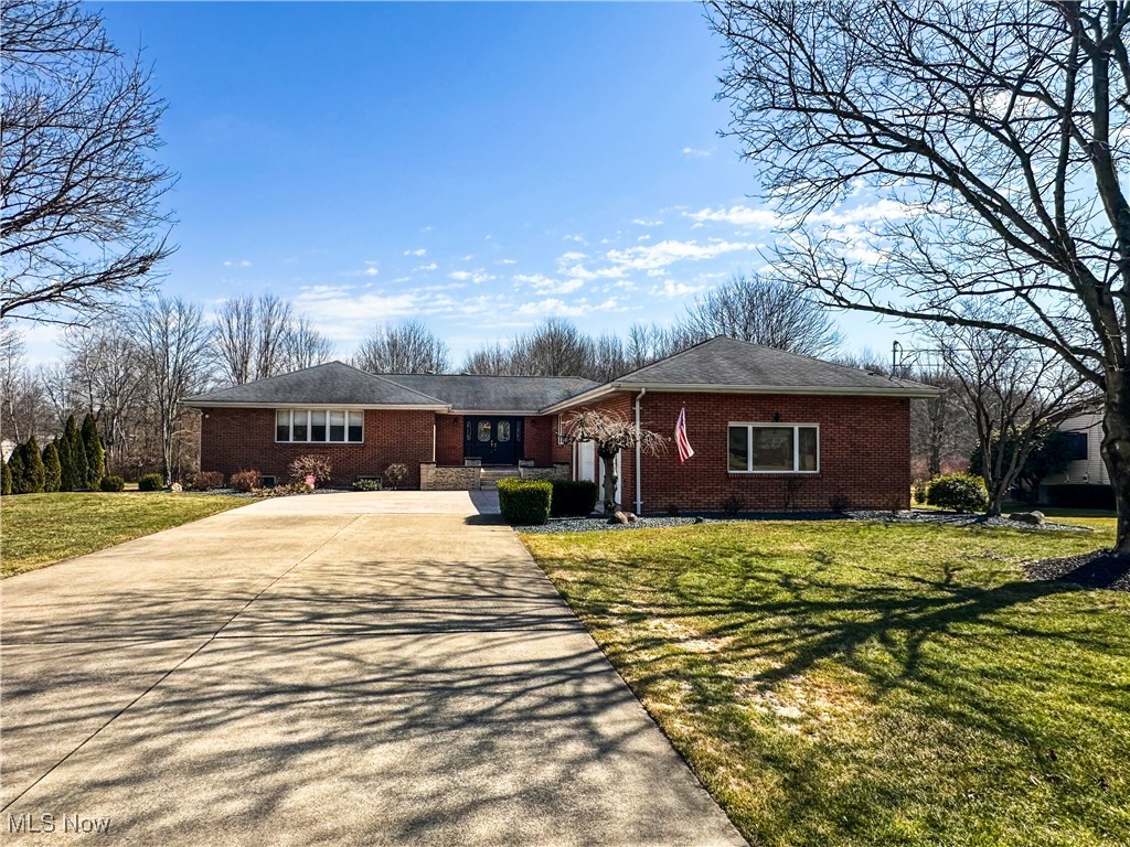 365 Sunset Drive, Brookfield, Ohio image 1