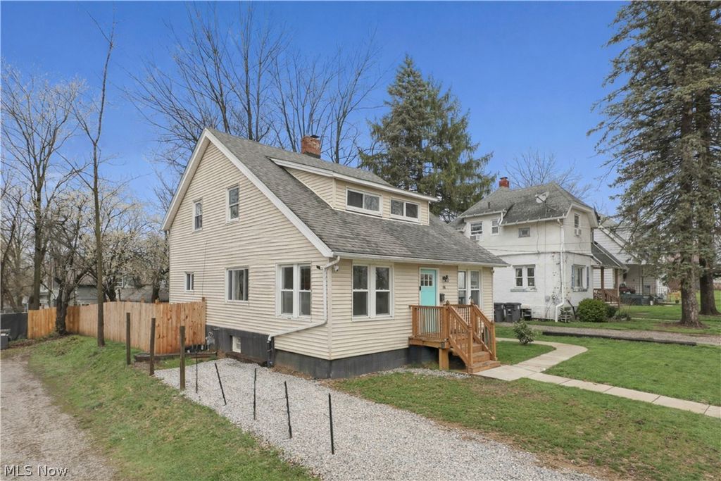 Photo of 318 Pioneer Street, Akron, OH 44305 (MLS # 5200669)