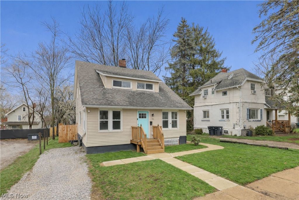 Photo of 318 Pioneer Street, Akron, OH 44305 (MLS # 5200669)