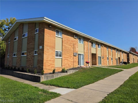 Photo of 4822 Lee Road #D14, Cleveland, OH 44128 (MLS # 5257126)