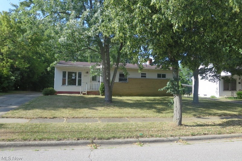 Single family home featuring 5 total rooms, which offers three bedrooms and one full bath.