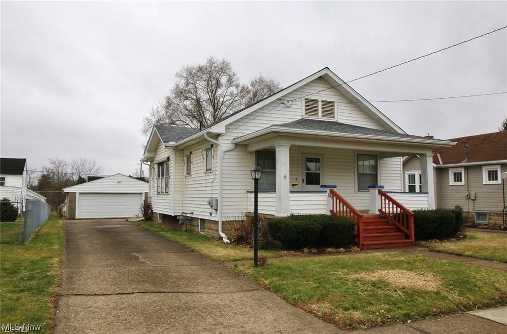 Charming 2 bedroom, 1 bath house located in South Zanesville. All applicants subject to a credit and background check. First months rent and security deposit due upon move in. Tenant is responsible for all utilities.