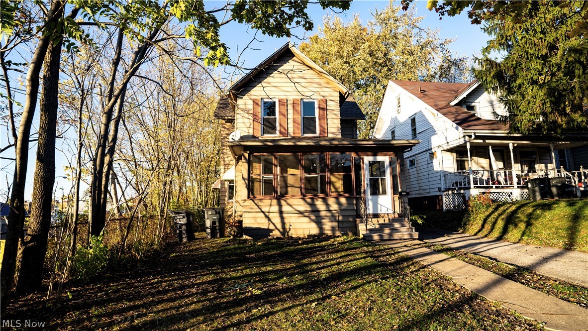 Priced to Sell! 3 bedroom 1 bath home with lots of space and potential! Spacious fenced in back yard and large kitchen with Island.