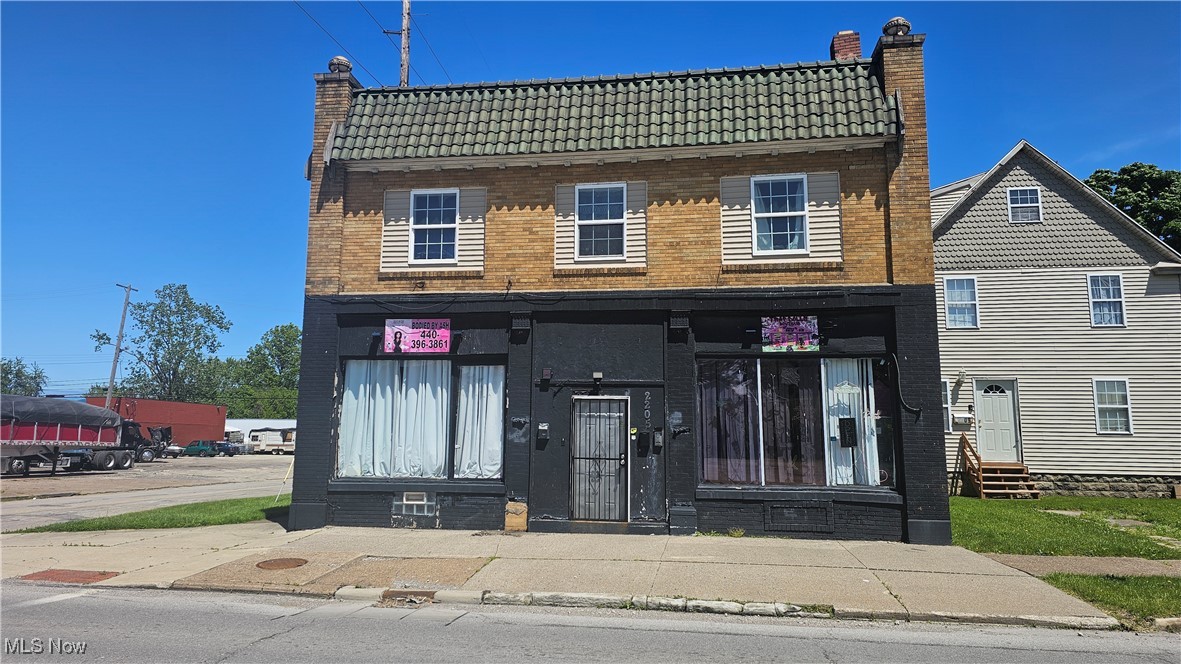 Add this well-maintained mixed-use property to your investment portfolio—The building features two ground-level storefronts, currently generating cash flow. Rents for commercial spaces start at $500/month.
Above, you'll find a two-bedroom residential unit currently rented at $400/month. Plus, a three-bedroom home at the rear of the property adds even more rental potential. Don’t miss out on this opportunity!
