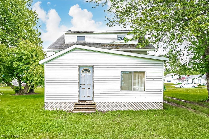 Welcome to this delightful 3-bedroom, 1 bathroom home nestled within the serene sought after private Volunteer Bay. Surrounded by the natural beauty of Lake Erie provides an idyllic lifestyle for its lucky residents. Take advantage of these beautiful lake front views that this fixer upper offers!