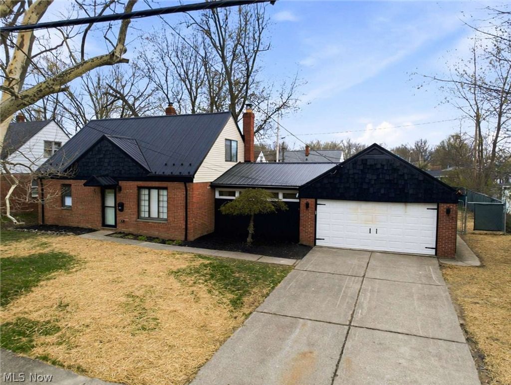 Photo of 262 E 324th Street, Willowick, OH 44095 (MLS # 5201338)