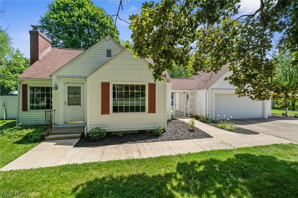 Photo of 1489 Earhart Avenue, Akron, OH 44320 (MLS # 5220291)