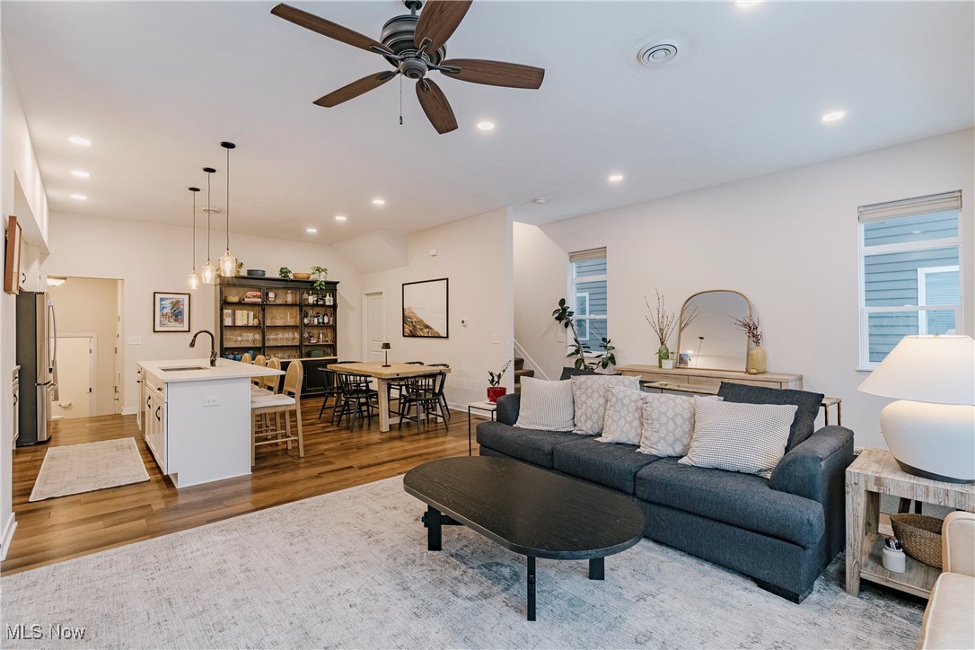 Clinton Court Twnhms Sub Un B - Residential