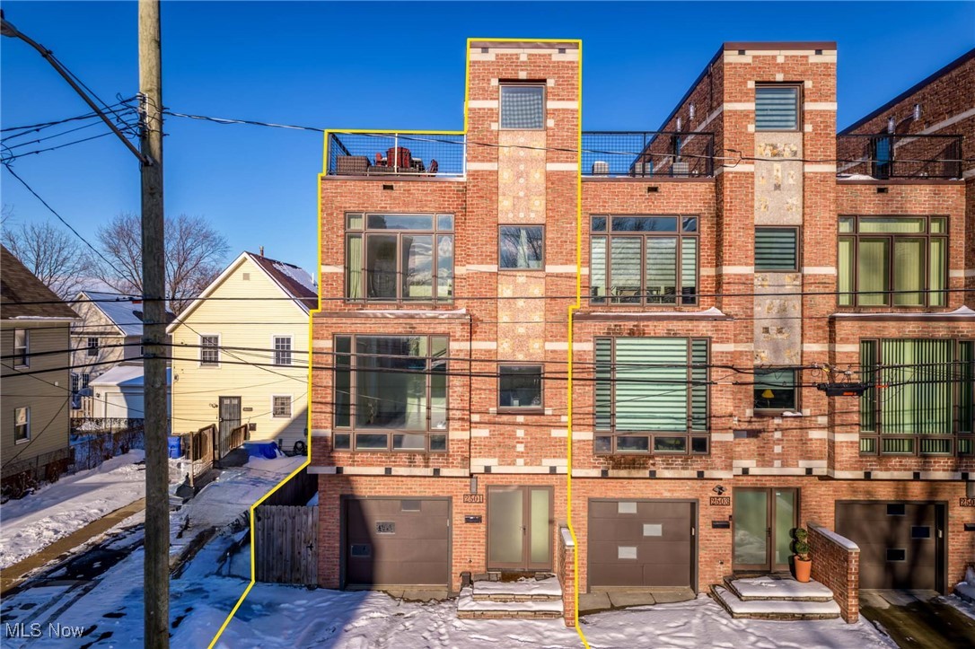 Cleveland, Ohio 44113, United States, 3 Bedrooms Bedrooms, ,5 BathroomsBathrooms,Residential,Pending,82895