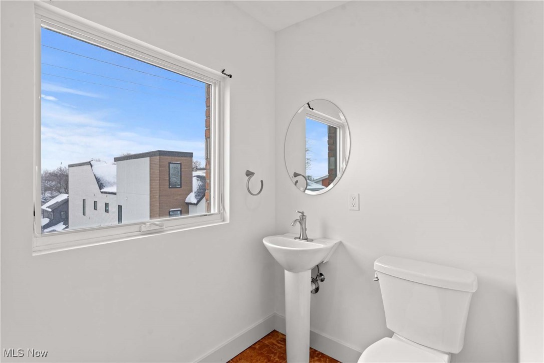 Cleveland, Ohio 44113, United States, 3 Bedrooms Bedrooms, ,5 BathroomsBathrooms,Residential,Pending,82895