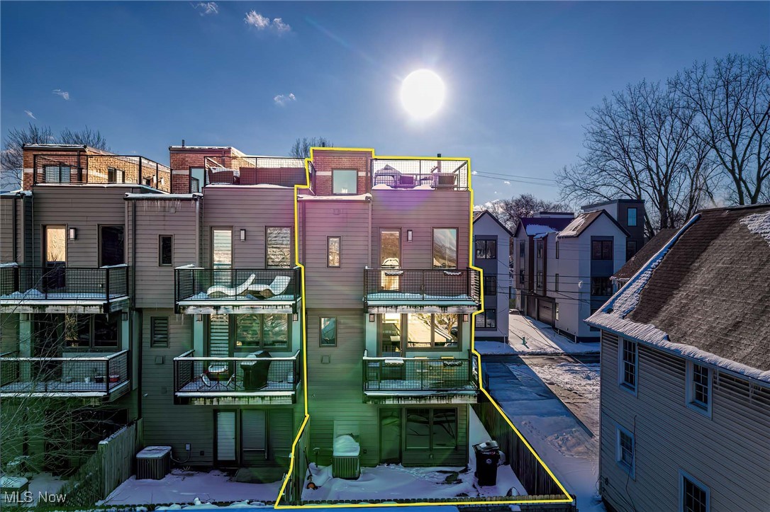 Cleveland, Ohio 44113, United States, 3 Bedrooms Bedrooms, ,5 BathroomsBathrooms,Residential,Pending,82895