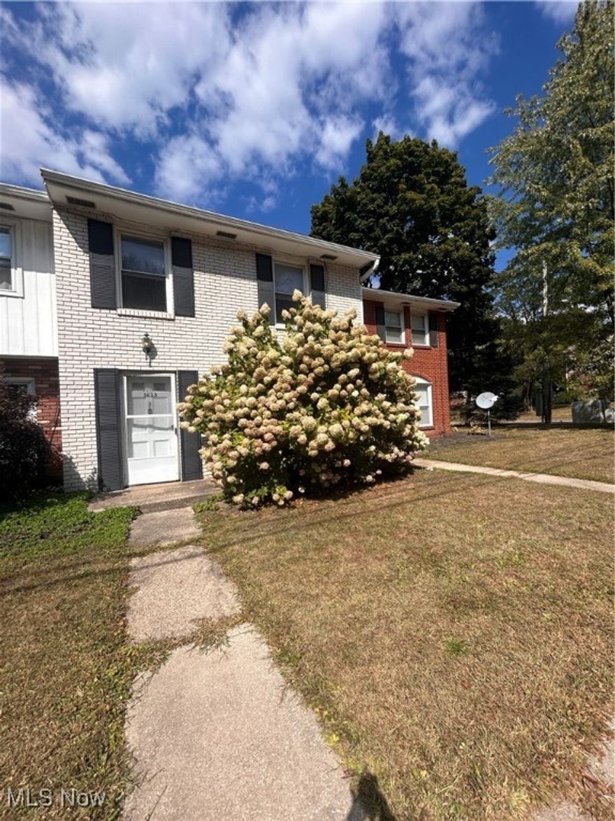 Cute two bedroom townhome available in stow. This home includes nice size bedrooms with closet space located upstairs. Conveniently located close to schools, shopping and ammentities. Dont miss out on this opportuity.