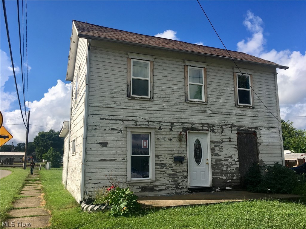 3 bedroom 1 bath home on a corner 50x185 lot. Detached garage. Looking for a project take a look. Seller will look at all offers.