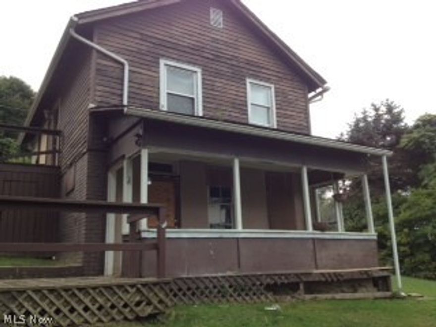 1 story  with 2 bedrooms and 1 bath.  1 car detached garage. Great investment property!