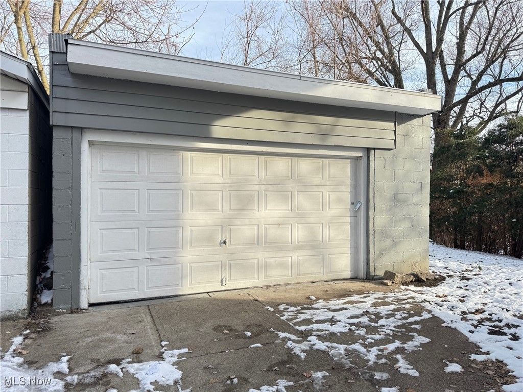 Photo of 1239 Pondview Avenue, Akron, OH 44305 (MLS # 5176415)