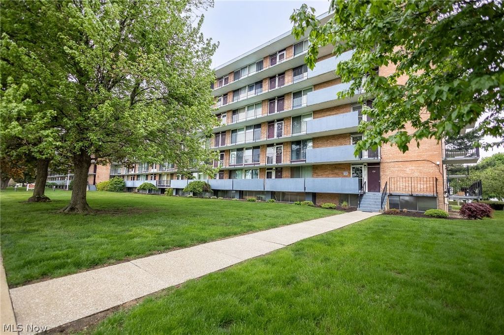 Photo of 2331 E Market Street #124, Akron, OH 44312 (MLS # 5200219)